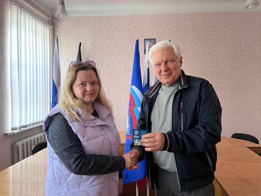 30 апреля руководитель Управы Центрально-Городского внутригородского района Владимир Меша вручил партийные билеты новым членам партии 30 апреля руководитель Управы Центрально-Городского внутригородского района Владимир Меша вручил партийные билеты новым членам партии