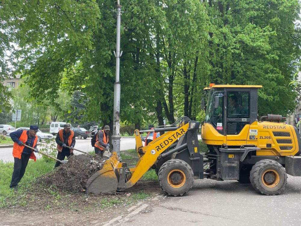 В Кировском внутригородском районе продолжаются работы в рамках двухмесячника по благоустройству В Кировском внутригородском районе продолжаются работы в рамках двухмесячника по благоустройству