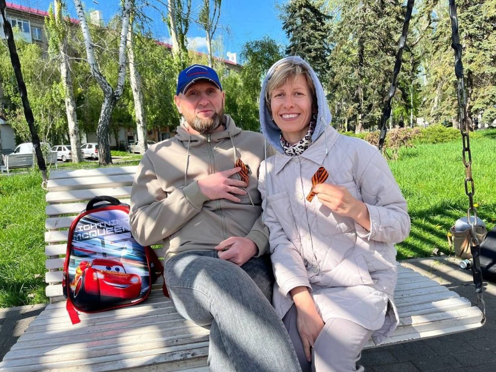 30 апреля на площади перед Дворцом культуры прошла акция «Георгиевская ленточка», в честь которой сотрудники Харцызского городского Дворца культуры с улыбками раздавали ленточки и рассказывая о важности этого символа 30 апреля на площади перед Дворцом культуры прошла акция «Георгиевская ленточка», в честь которой сотрудники Харцызского городского Дворца культуры с улыбками раздавали ленточки и рассказывая о важности этого символа