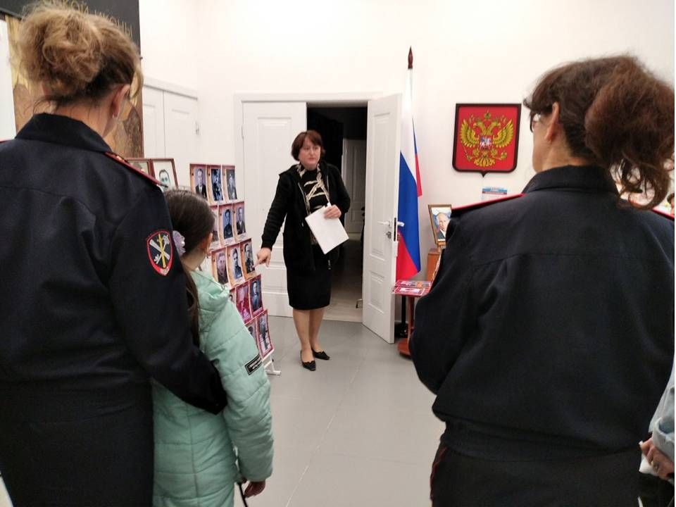 30 апреля, накануне празднования 80- летия Великой Победы, Волновахский окружной историко – краеведческий музей посетили сотрудники полиции ОМВД России со своими детьми 30 апреля, накануне празднования 80- летия Великой Победы, Волновахский окружной историко – краеведческий музей посетили сотрудники полиции ОМВД России со своими детьми