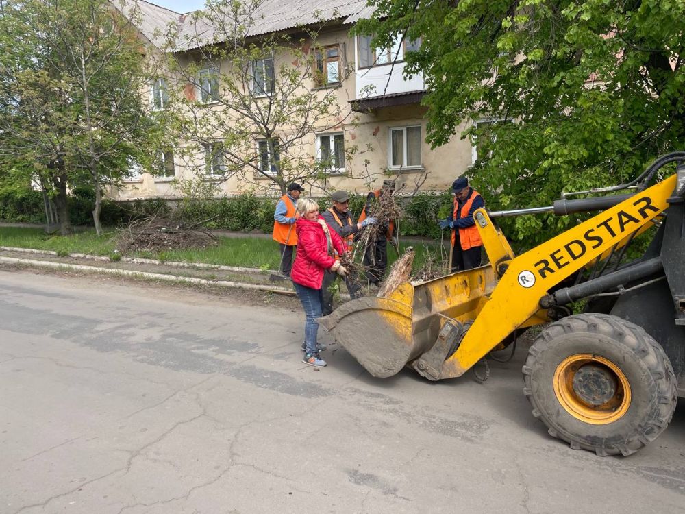 В Кировском внутригородском районе продолжаются работы в рамках двухмесячника по благоустройству В Кировском внутригородском районе продолжаются работы в рамках двухмесячника по благоустройству