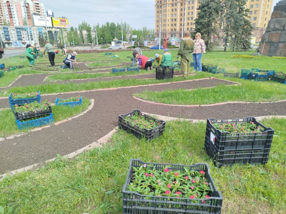 Валентин Левченко: По традиции, одно из самых красивых и знаковых мест Киевского района - памятник "Слава шахтерскому труду" Валентин Левченко: По традиции, одно из самых красивых и знаковых мест Киевского района - памятник "Слава шахтерскому труду"