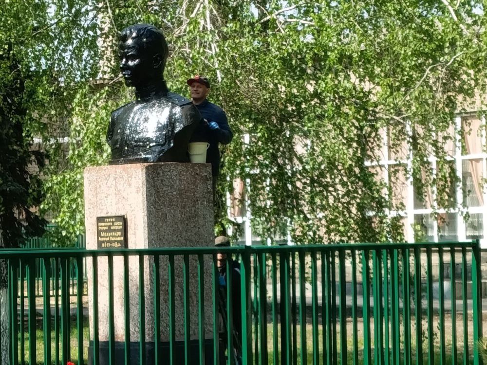 В преддверии празднования 80-летия Победы в Великой Отечественной войне и в рамках двухмесячника на территории городского округа Дебальцево проводятся работы по благоустройству и ремонту мемориалов, памятников, наведению... В преддверии празднования 80-летия Победы в Великой Отечественной войне и в рамках двухмесячника на территории городского округа Дебальцево проводятся работы по благоустройству и ремонту мемориалов, памятников, наведению...