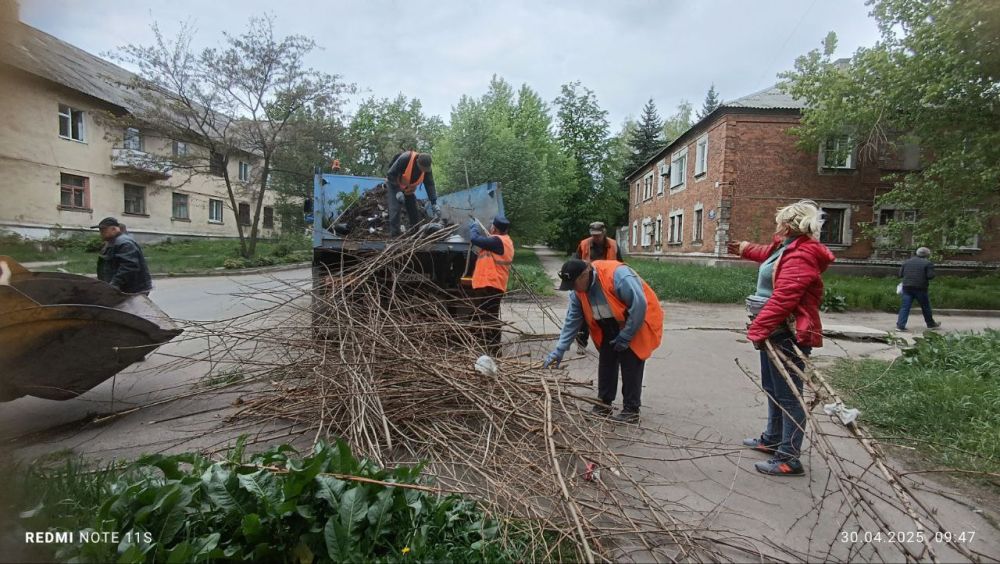 В Кировском внутригородском районе продолжаются работы в рамках двухмесячника по благоустройству В Кировском внутригородском районе продолжаются работы в рамках двухмесячника по благоустройству