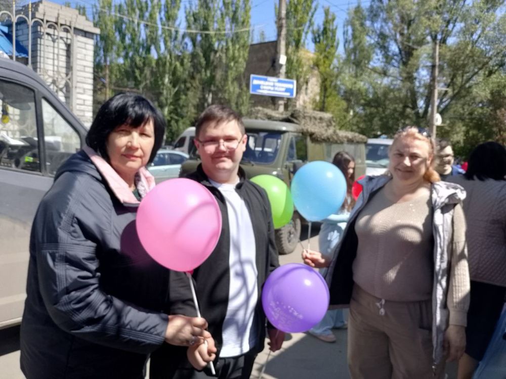 Юрий Будрин: Сегодня, 30.04.2025, в Кировском районе г. Донецка прошла акция «Встречаем Праздник Первомай», в которой приняли участие активисты «Движения Первых» ГБПОУ «Донецкий техникум сферы услуг» Юрий Будрин: Сегодня, 30.04.2025, в Кировском районе г. Донецка прошла акция «Встречаем Праздник Первомай», в которой приняли участие активисты «Движения Первых» ГБПОУ «Донецкий техникум сферы услуг»
