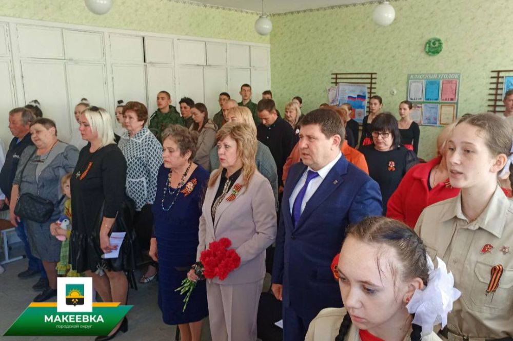 В макеевской школе № 60 открыли «Парту Героя» в честь Александра Мащенко В макеевской школе № 60 открыли «Парту Героя» в честь Александра Мащенко