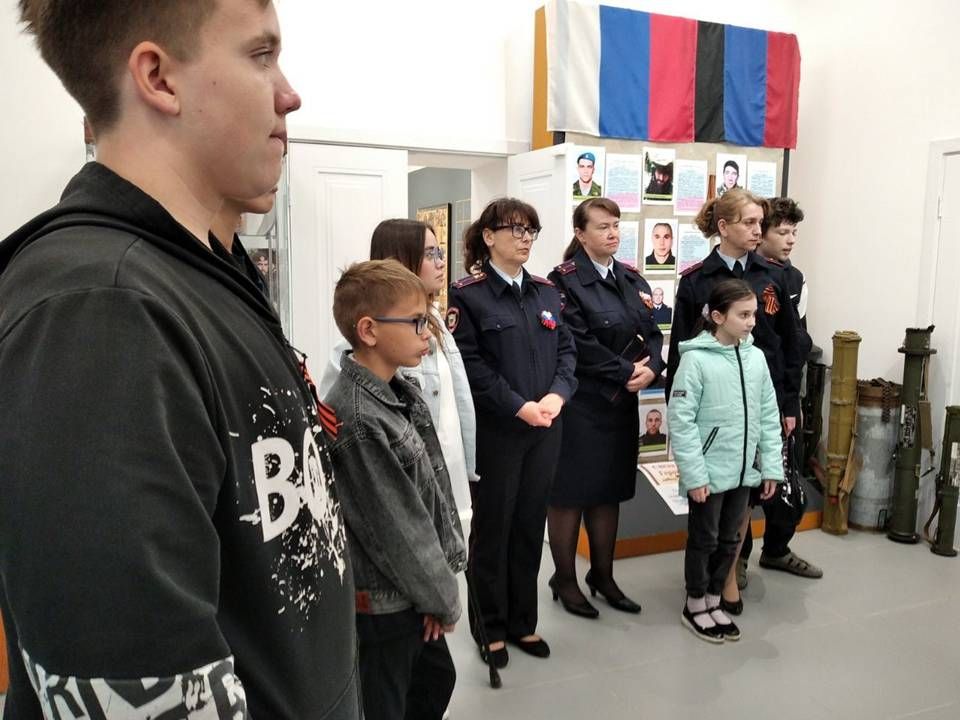 30 апреля, накануне празднования 80- летия Великой Победы, Волновахский окружной историко – краеведческий музей посетили сотрудники полиции ОМВД России со своими детьми 30 апреля, накануне празднования 80- летия Великой Победы, Волновахский окружной историко – краеведческий музей посетили сотрудники полиции ОМВД России со своими детьми
