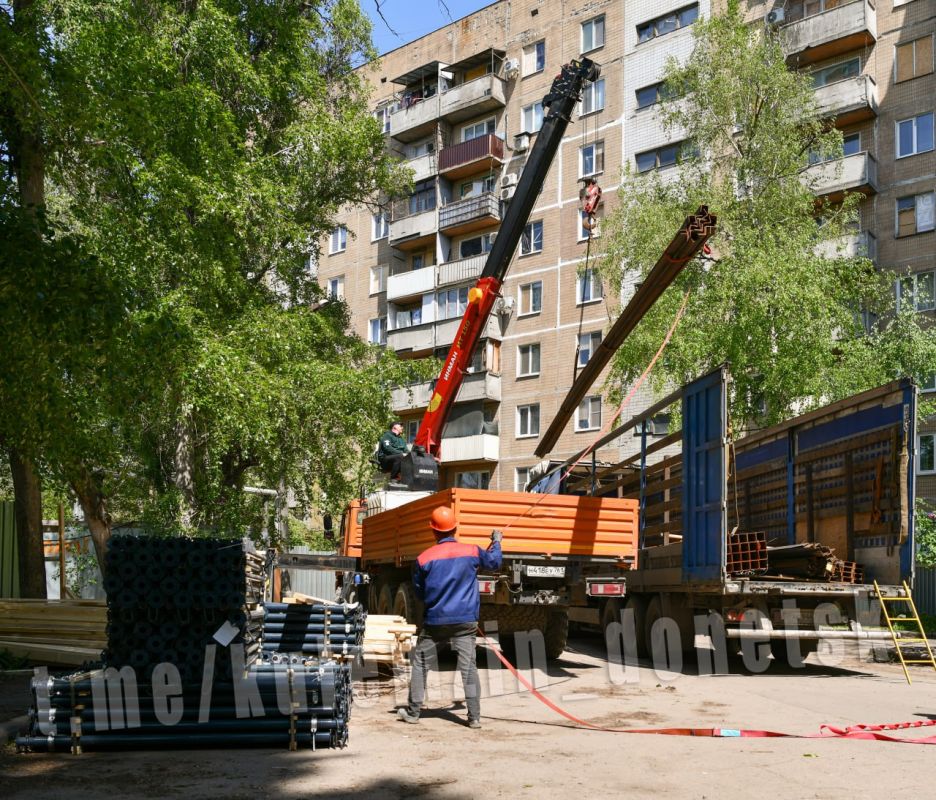 Алексей Кулемзин: Работы по возведению временной конструкции идут в жилом доме по улице Петровского, верхние этажи которого в 2023 году были повреждены прямым попаданием Алексей Кулемзин: Работы по возведению временной конструкции идут в жилом доме по улице Петровского, верхние этажи которого в 2023 году были повреждены прямым попаданием