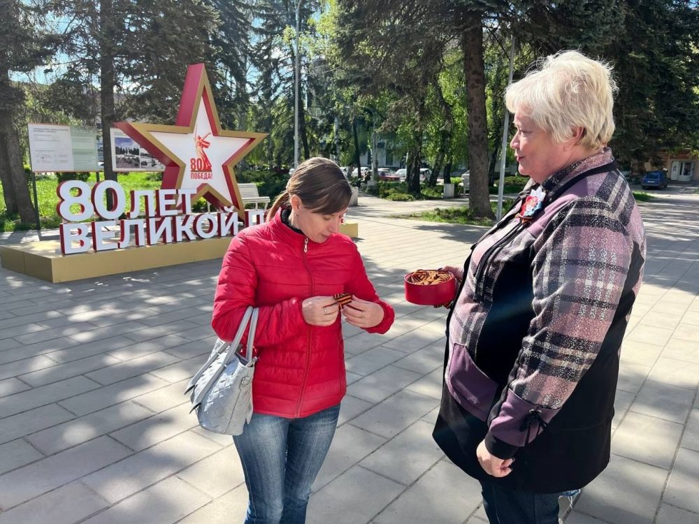 30 апреля на площади перед Дворцом культуры прошла акция «Георгиевская ленточка», в честь которой сотрудники Харцызского городского Дворца культуры с улыбками раздавали ленточки и рассказывая о важности этого символа 30 апреля на площади перед Дворцом культуры прошла акция «Георгиевская ленточка», в честь которой сотрудники Харцызского городского Дворца культуры с улыбками раздавали ленточки и рассказывая о важности этого символа