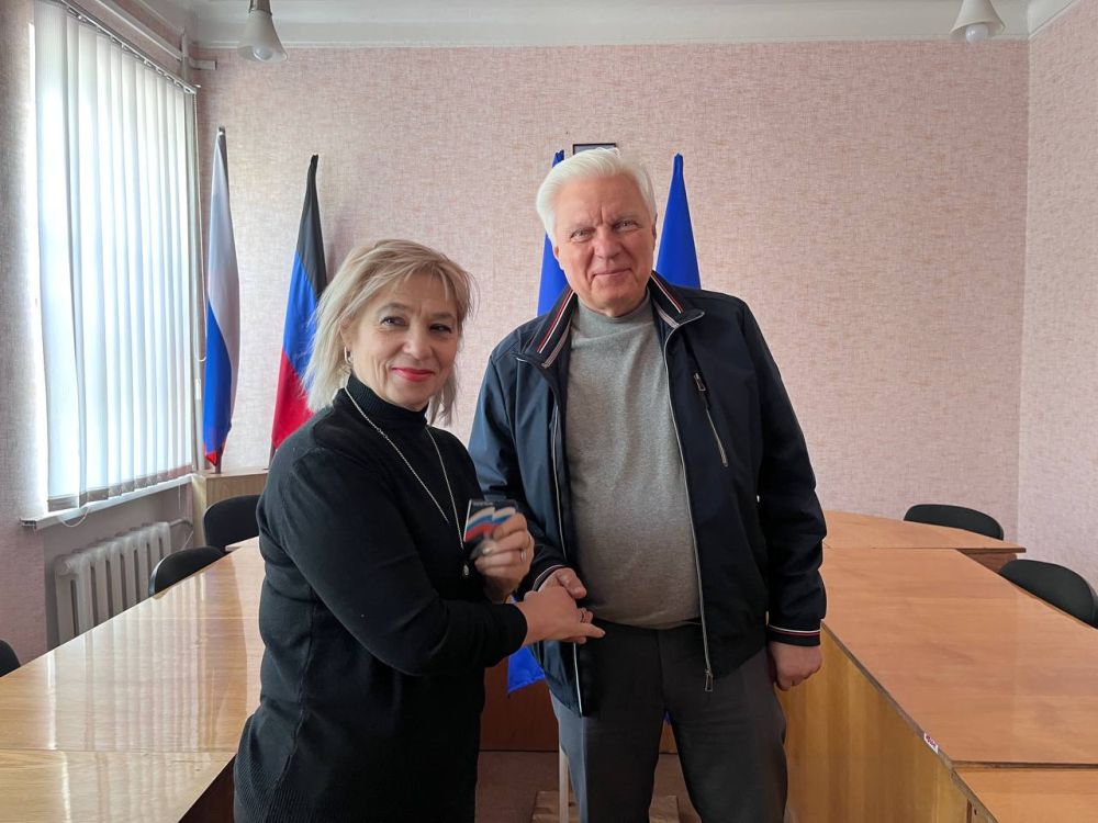 30 апреля руководитель Управы Центрально-Городского внутригородского района Владимир Меша вручил партийные билеты новым членам партии 30 апреля руководитель Управы Центрально-Городского внутригородского района Владимир Меша вручил партийные билеты новым членам партии