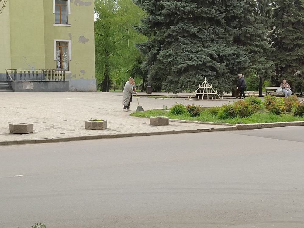 В Кировском внутригородском районе продолжаются работы в рамках двухмесячника по благоустройству В Кировском внутригородском районе продолжаются работы в рамках двухмесячника по благоустройству