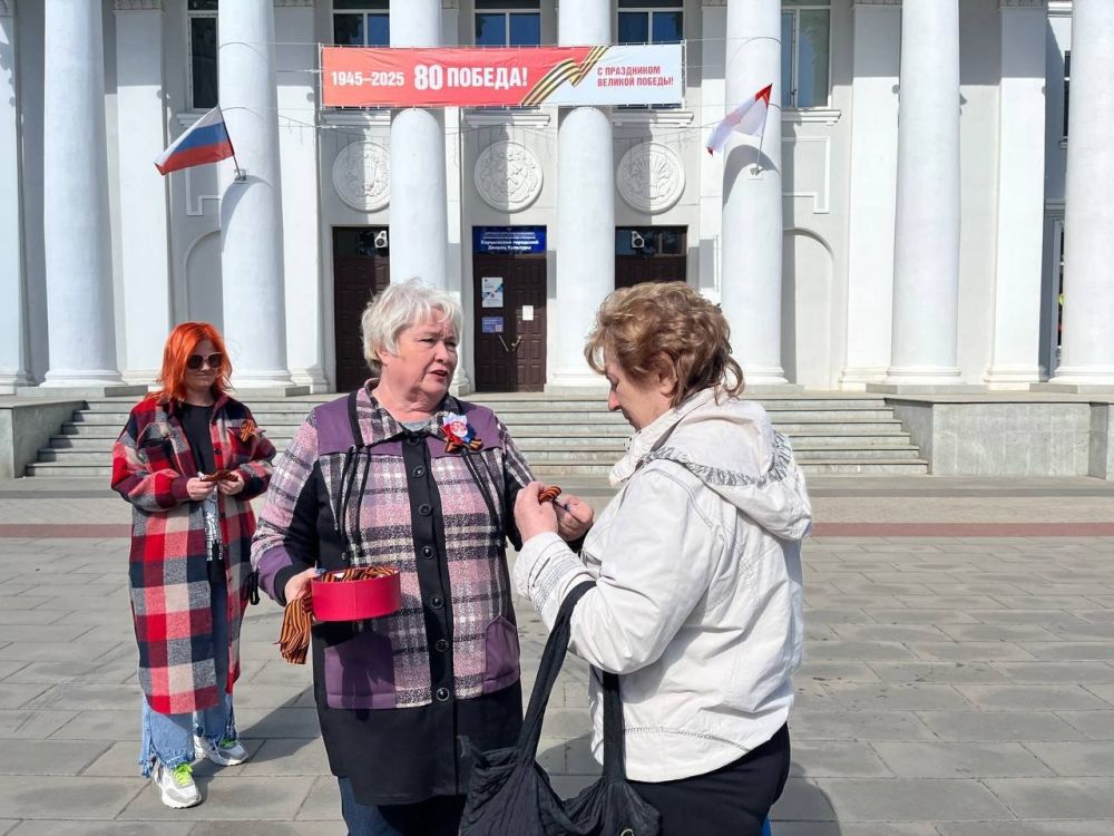 30 апреля на площади перед Дворцом культуры прошла акция «Георгиевская ленточка», в честь которой сотрудники Харцызского городского Дворца культуры с улыбками раздавали ленточки и рассказывая о важности этого символа 30 апреля на площади перед Дворцом культуры прошла акция «Георгиевская ленточка», в честь которой сотрудники Харцызского городского Дворца культуры с улыбками раздавали ленточки и рассказывая о важности этого символа