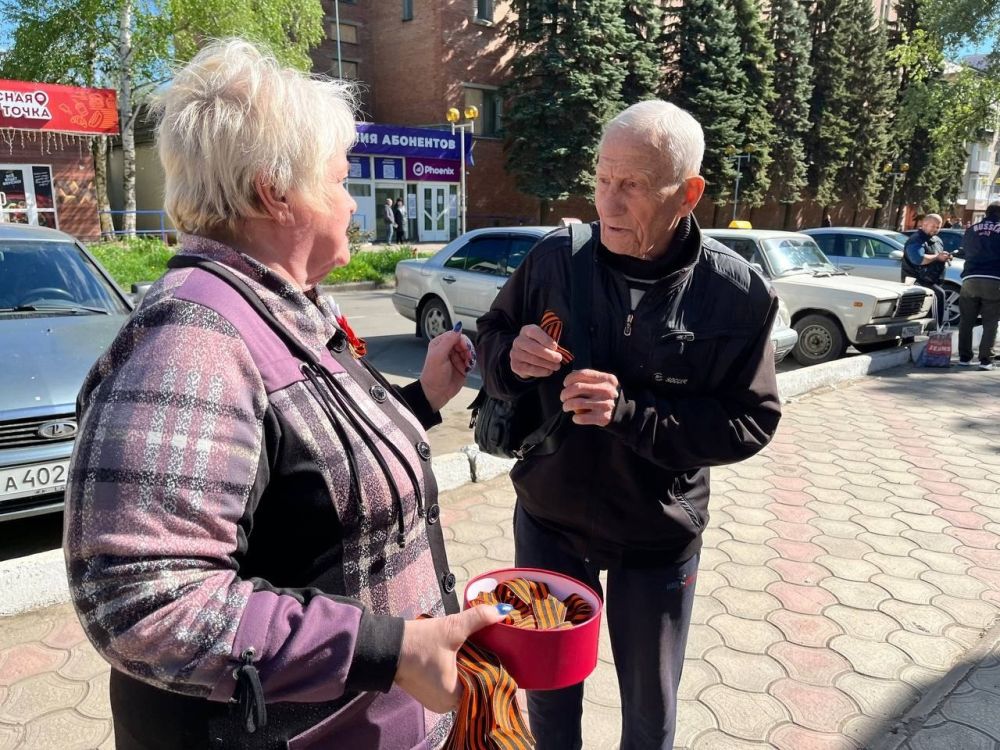 30 апреля на площади перед Дворцом культуры прошла акция «Георгиевская ленточка», в честь которой сотрудники Харцызского городского Дворца культуры с улыбками раздавали ленточки и рассказывая о важности этого символа 30 апреля на площади перед Дворцом культуры прошла акция «Георгиевская ленточка», в честь которой сотрудники Харцызского городского Дворца культуры с улыбками раздавали ленточки и рассказывая о важности этого символа