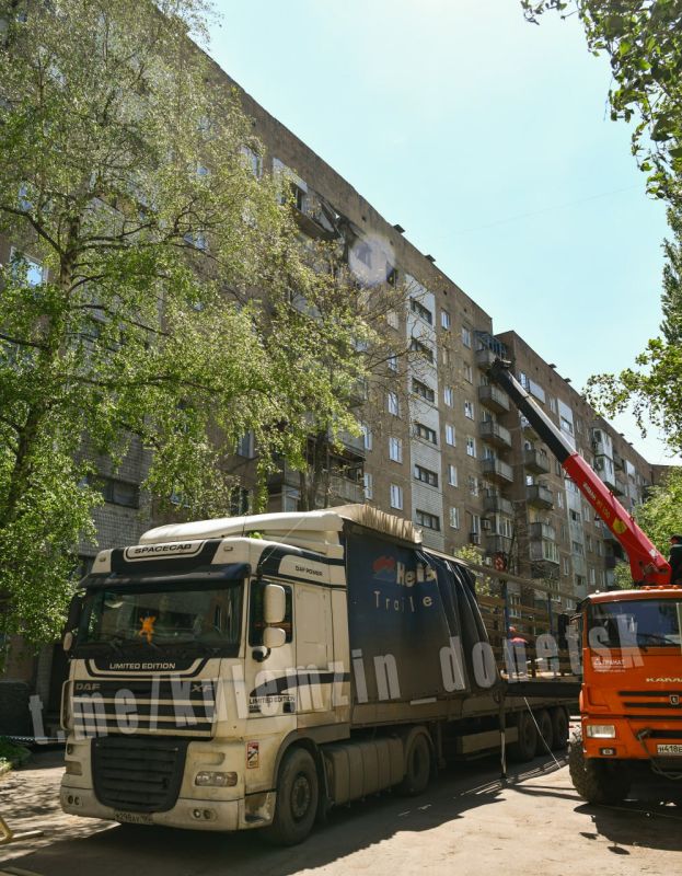 Алексей Кулемзин: Работы по возведению временной конструкции идут в жилом доме по улице Петровского, верхние этажи которого в 2023 году были повреждены прямым попаданием Алексей Кулемзин: Работы по возведению временной конструкции идут в жилом доме по улице Петровского, верхние этажи которого в 2023 году были повреждены прямым попаданием