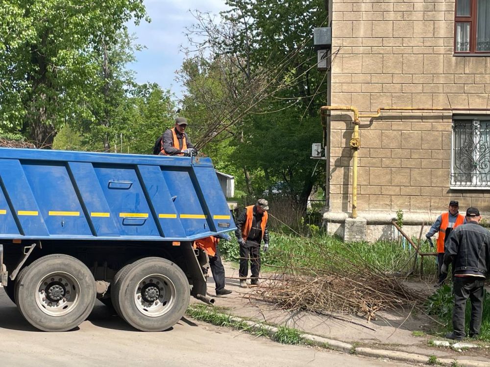 В Кировском внутригородском районе продолжаются работы в рамках двухмесячника по благоустройству В Кировском внутригородском районе продолжаются работы в рамках двухмесячника по благоустройству