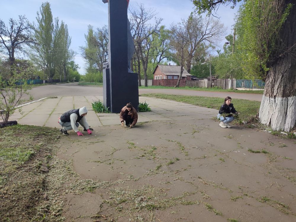 В преддверии майских праздников члены первичного отделения №6 провели важную и благородную работу в Калининском районе города Горловка! С особым трепетом и уважением мы привели в порядок мемориал “Братская могила”, отдав... В преддверии майских праздников члены первичного отделения №6 провели важную и благородную работу в Калининском районе города Горловка! С особым трепетом и уважением мы привели в порядок мемориал “Братская могила”, отдав...