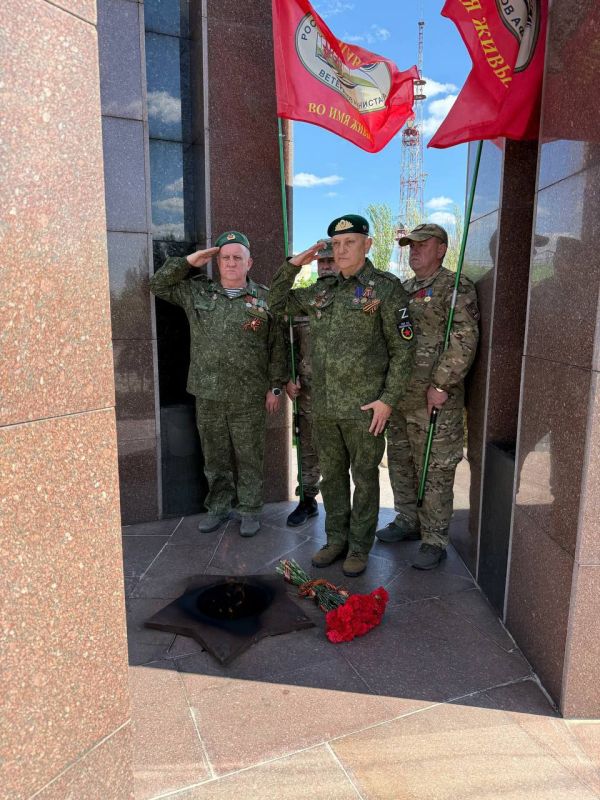 Дмитрий Огилец: С моими золотыми помощниками возложили цветы к памятнику жертвам фашизма Дмитрий Огилец: С моими золотыми помощниками возложили цветы к памятнику жертвам фашизма