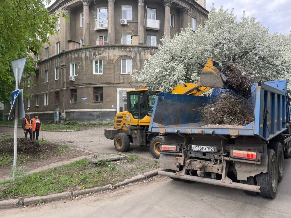 В Кировском внутригородском районе продолжаются работы в рамках двухмесячника по благоустройству В Кировском внутригородском районе продолжаются работы в рамках двухмесячника по благоустройству