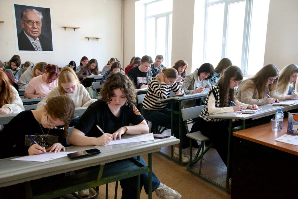 28 апреля аудитории филологического факультета наполнились студентами, журналистами, учителями, аспирантами, преподавателями – площадка "Донецкого диктанта" вместила 40 участников 28 апреля аудитории филологического факультета наполнились студентами, журналистами, учителями, аспирантами, преподавателями – площадка "Донецкого диктанта" вместила 40 участников