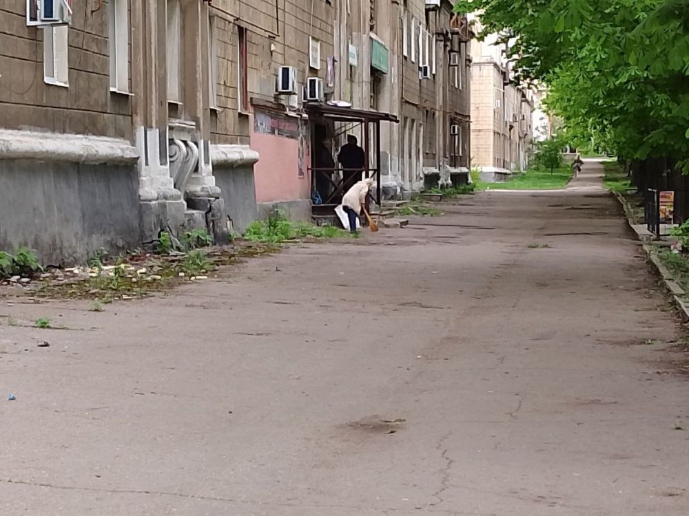 В Кировском внутригородском районе продолжаются работы в рамках двухмесячника по благоустройству В Кировском внутригородском районе продолжаются работы в рамках двухмесячника по благоустройству
