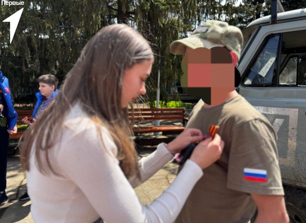 Участники Движения Первых Володарской школы № 1 совместно с сектором молодежной политики Администрации Володарского муниципального округа приняли активное участие в акции "Георгиевская лента" Участники Движения Первых Володарской школы № 1 совместно с сектором молодежной политики Администрации Володарского муниципального округа приняли активное участие в акции "Георгиевская лента"