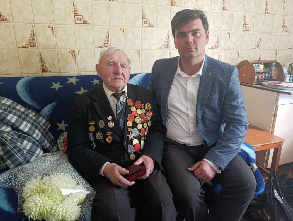 Ветерану ВОВ Василию Ивановичу Пампухову присвоено звание «Почетный гражданин городского округа Торез» Ветерану ВОВ Василию Ивановичу Пампухову присвоено звание «Почетный гражданин городского округа Торез»