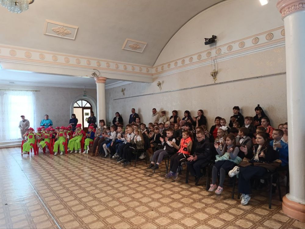 Игорь Лызов: В Амвросиевке, в Центре культуры и досуга "Виктория", прошла детская развлекательная программа, посвященная празднику 1 мая! Игорь Лызов: В Амвросиевке, в Центре культуры и досуга "Виктория", прошла детская развлекательная программа, посвященная празднику 1 мая!