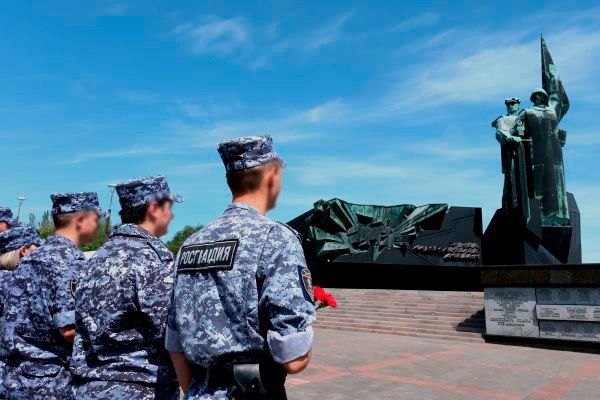 Росгвардейцы почтили память советских воинов Росгвардейцы почтили память советских воинов