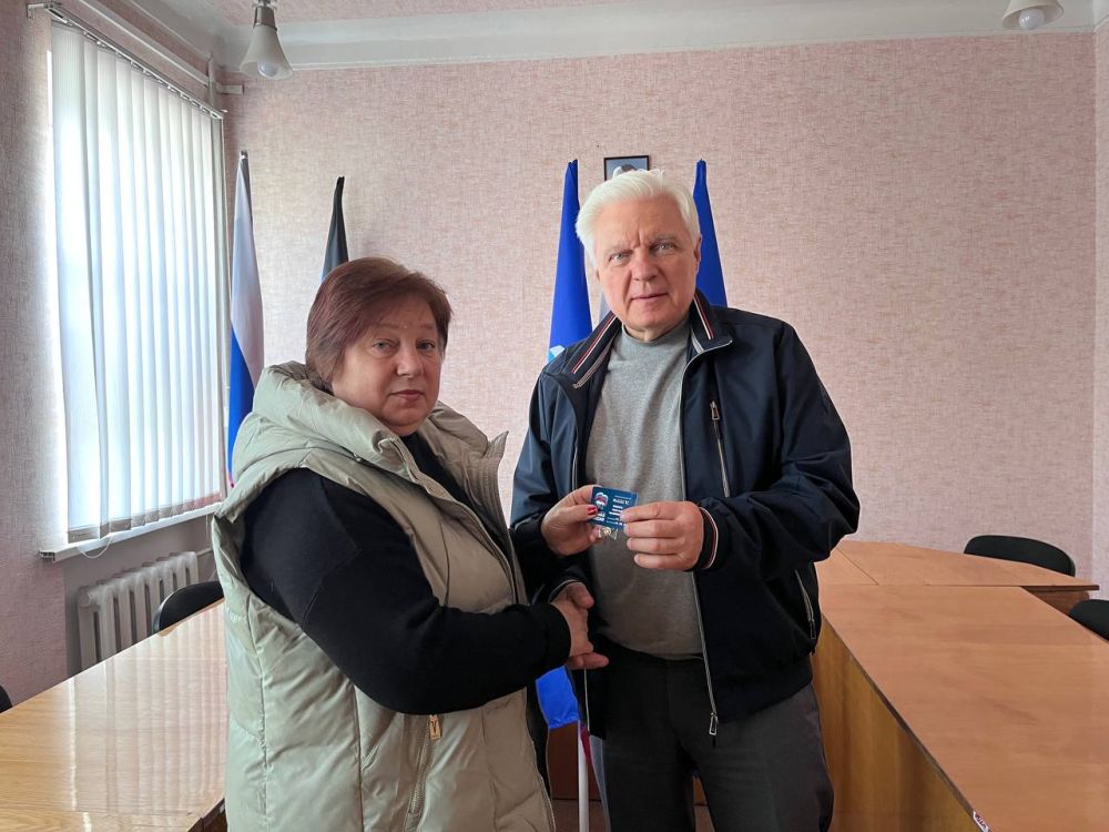 30 апреля руководитель Управы Центрально-Городского внутригородского района Владимир Меша вручил партийные билеты новым членам партии 30 апреля руководитель Управы Центрально-Городского внутригородского района Владимир Меша вручил партийные билеты новым членам партии