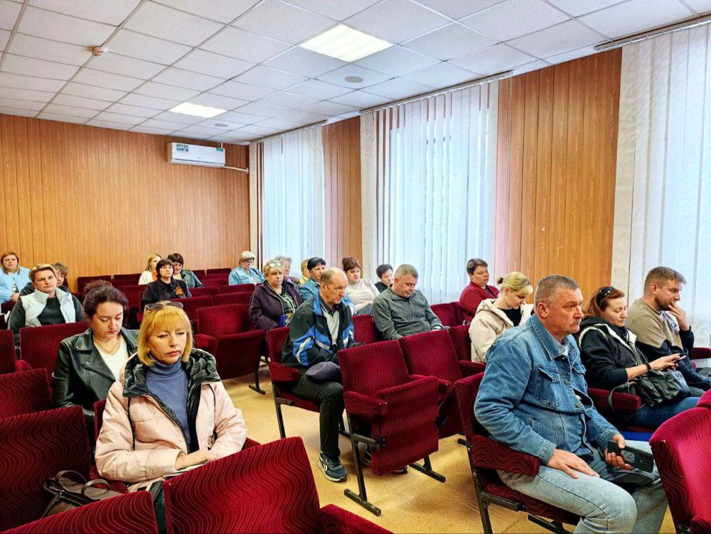 Сегодня, 30 апреля, руководитель Управы Буденновского внутригородского района Администрации городского округа Донецк Михаил Меренков провел аппаратное совещание Сегодня, 30 апреля, руководитель Управы Буденновского внутригородского района Администрации городского округа Донецк Михаил Меренков провел аппаратное совещание