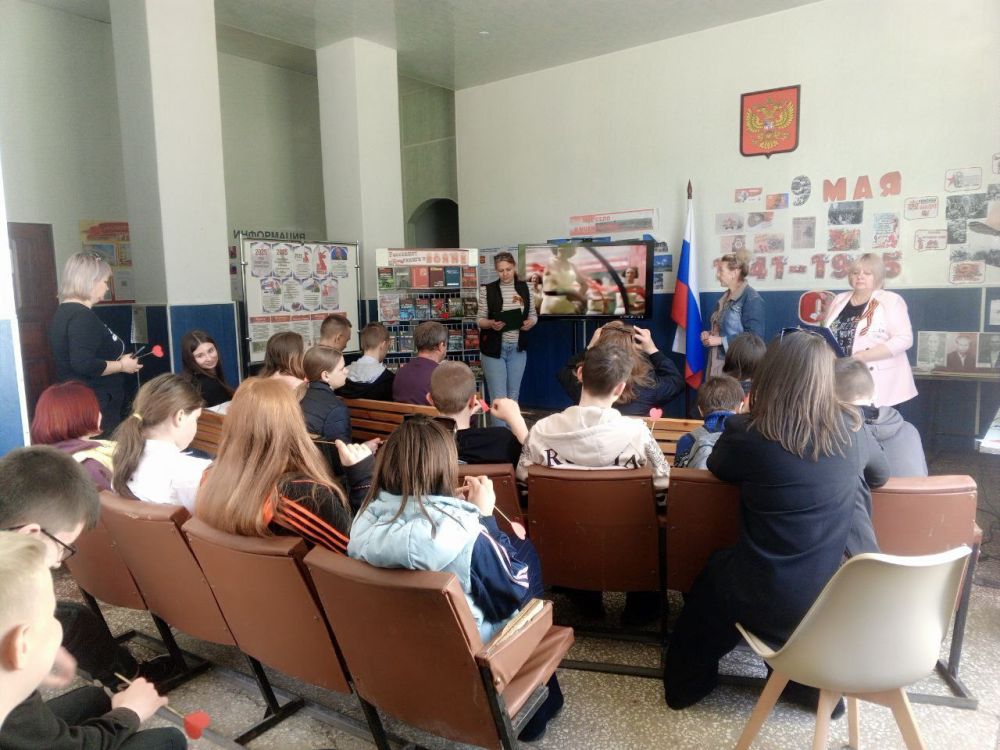 В Новокрасновском сельском Доме досуга для учащихся прошёл информационный час «История 1 Мая», в ходе которого ребята познакомились с историей возникновения праздника В Новокрасновском сельском Доме досуга для учащихся прошёл информационный час «История 1 Мая», в ходе которого ребята познакомились с историей возникновения праздника