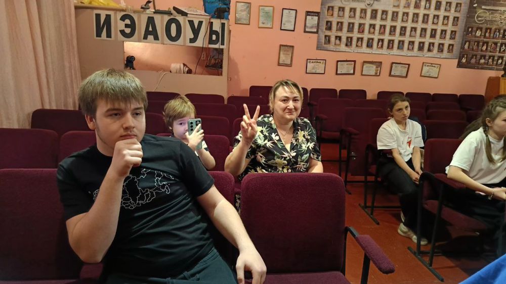 "Диалог на равных" с Викторией Тарасовой прошёл сегодня с молодёжью в ЦДЮТ "Диалог на равных" с Викторией Тарасовой прошёл сегодня с молодёжью в ЦДЮТ
