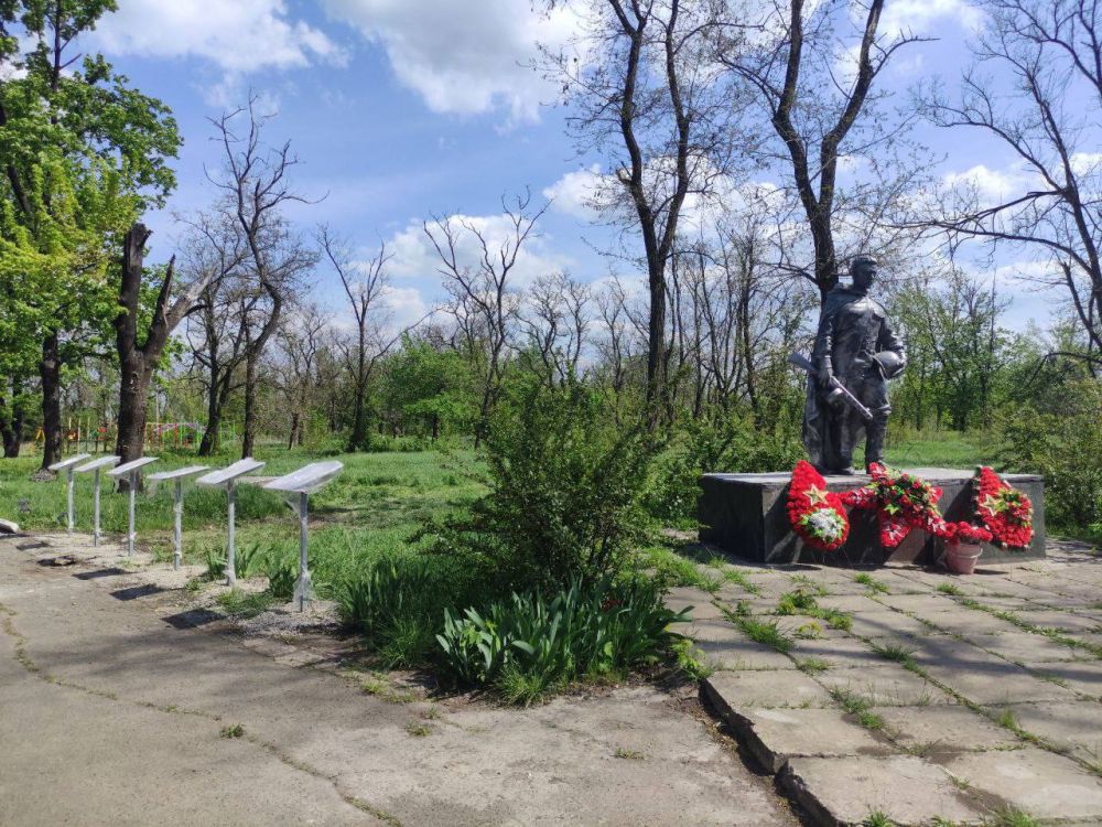 По поручению Главы Республики Пушилина Д.В., при поддержке ВРИП главы Ясиноватского муниципального округа Пеняева А.М. проводятся работы по благоустройству памятных мест в г. Авдеевке По поручению Главы Республики Пушилина Д.В., при поддержке ВРИП главы Ясиноватского муниципального округа Пеняева А.М. проводятся работы по благоустройству памятных мест в г. Авдеевке
