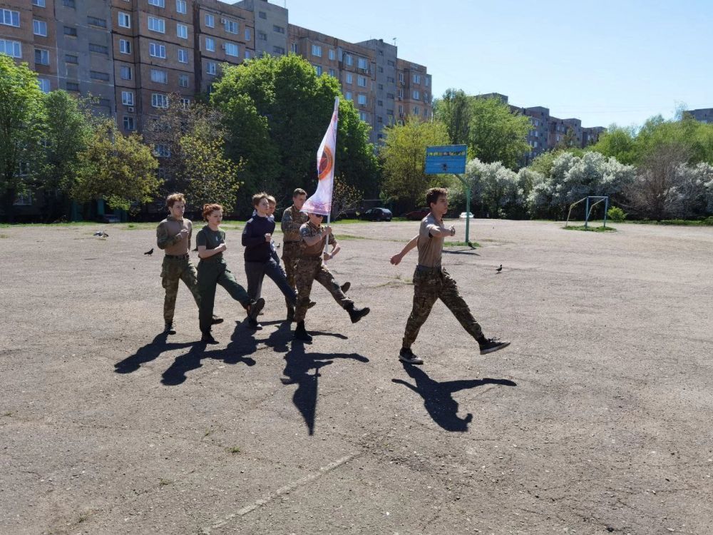 Марков Артм, Жижкин Никита, Бондаренко Кирилл, Смольский Владимир, Наумов Владимир, Поляков Илья, Тельнов Артур, Деминова Александра, Жильцова Анастасия юнармейцы ВПК "Ратник" г.о.Макеевка, принимают участие во внутриклубных... Марков Артм, Жижкин Никита, Бондаренко Кирилл, Смольский Владимир, Наумов Владимир, Поляков Илья, Тельнов Артур, Деминова Александра, Жильцова Анастасия юнармейцы ВПК "Ратник" г.о.Макеевка, принимают участие во внутриклубных...