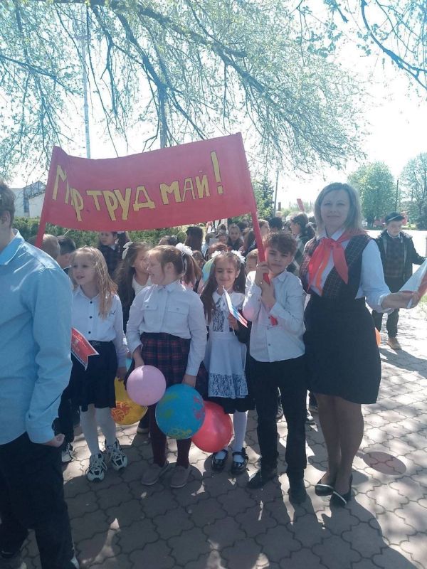 МИР! ТРУД! МАЙ!. В преддверии первомайских праздников в ГБОУ «Урзуфская школа» прошёл торжественный митинг и шествие колонн классов МИР! ТРУД! МАЙ!. В преддверии первомайских праздников в ГБОУ «Урзуфская школа» прошёл торжественный митинг и шествие колонн классов