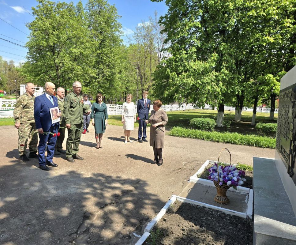 Дмитрий Огилец: На территории Енакиевской школы№ 2 расположен мемориал с фамилиями учеников и учителей школы, погибших во время Великой отечественной войны Дмитрий Огилец: На территории Енакиевской школы№ 2 расположен мемориал с фамилиями учеников и учителей школы, погибших во время Великой отечественной войны