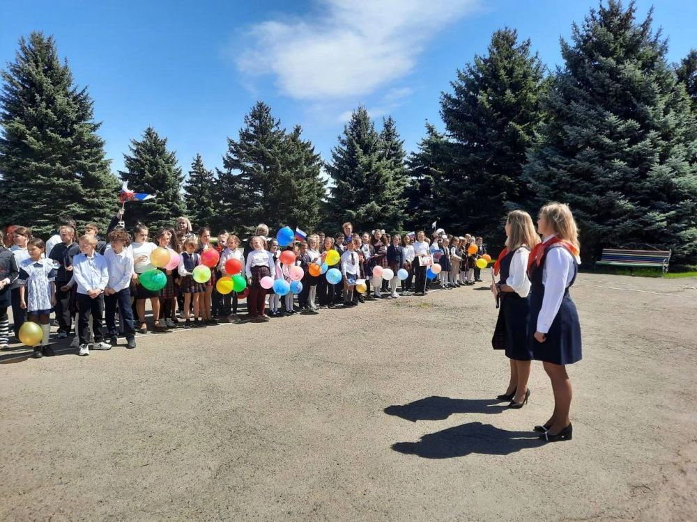 МИР! ТРУД! МАЙ!. В преддверии первомайских праздников в ГБОУ «Урзуфская школа» прошёл торжественный митинг и шествие колонн классов МИР! ТРУД! МАЙ!. В преддверии первомайских праздников в ГБОУ «Урзуфская школа» прошёл торжественный митинг и шествие колонн классов