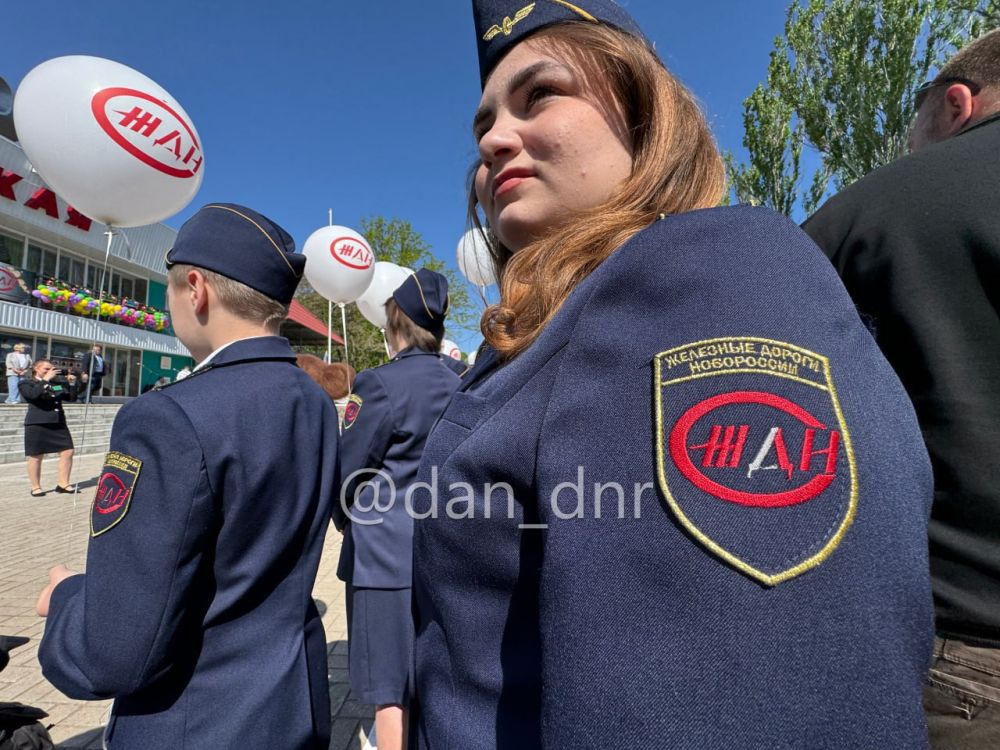 Поезд тронулся. В Донецке после капремонта открылась детская железная дорога Поезд тронулся. В Донецке после капремонта открылась детская железная дорога