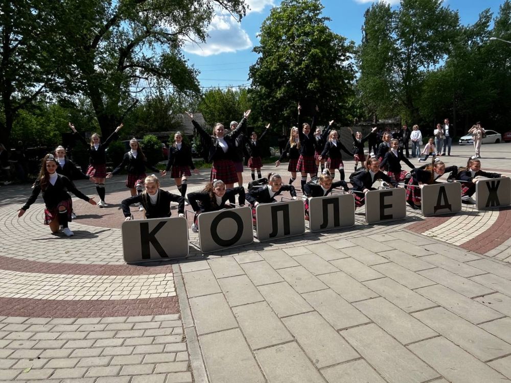 К обеду факел передали сотрудникам Харцызского городского Дворца культуры, которые провели развлекательную программу на бульваре «Шевченко» К обеду факел передали сотрудникам Харцызского городского Дворца культуры, которые провели развлекательную программу на бульваре «Шевченко»