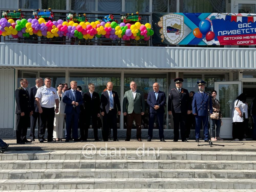 Поезд тронулся. В Донецке после капремонта открылась детская железная дорога Поезд тронулся. В Донецке после капремонта открылась детская железная дорога