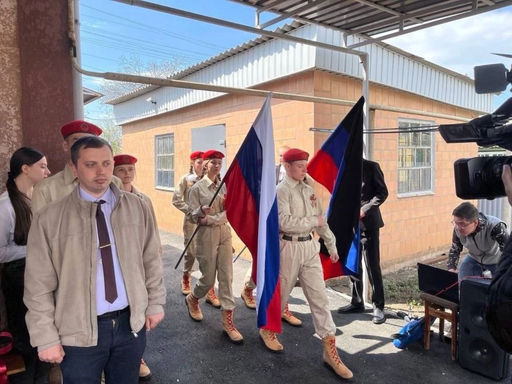 ВЕТЕРАН РЯДОМ. Юнармейцы отряда ВПК «Пламя» из СШ № 4 города Харцызска приняли участие в церемонии вручения удостоверения «Почетного гражданина Харцызска» ветерану Великой Отечественной Войны Афанасию Харлампиевичу Демишеву ВЕТЕРАН РЯДОМ. Юнармейцы отряда ВПК «Пламя» из СШ № 4 города Харцызска приняли участие в церемонии вручения удостоверения «Почетного гражданина Харцызска» ветерану Великой Отечественной Войны Афанасию Харлампиевичу Демишеву