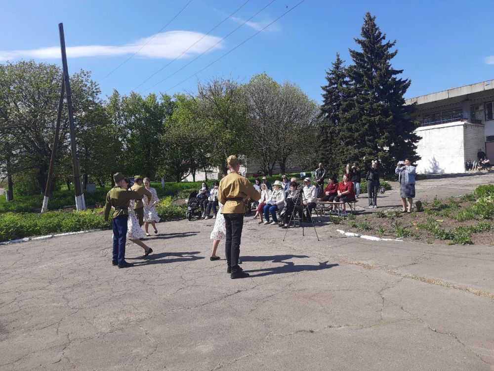 30 апреля в рамках масштабной патриотической акции "Автопоезд Победы" автоклуб МБУ «Новоазовский КДЦ» посетил село Красноармейское 30 апреля в рамках масштабной патриотической акции "Автопоезд Победы" автоклуб МБУ «Новоазовский КДЦ» посетил село Красноармейское