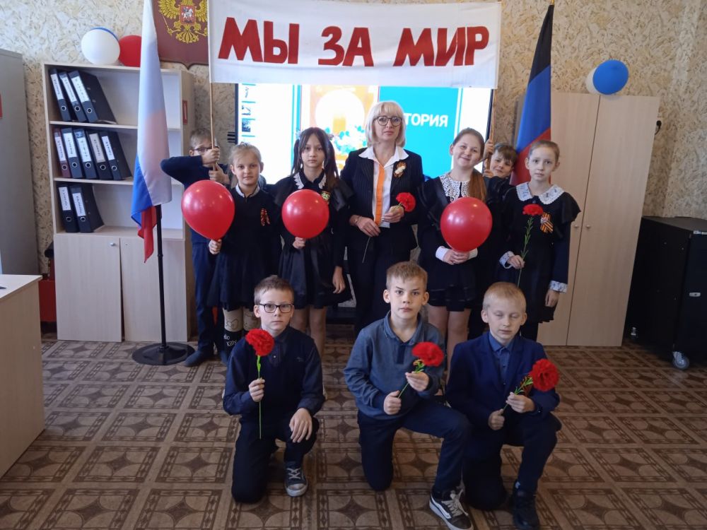 Мир. Труд. Май. Ежегодно 1 мая в России отмечается Праздник Весны и Труда Мир. Труд. Май. Ежегодно 1 мая в России отмечается Праздник Весны и Труда