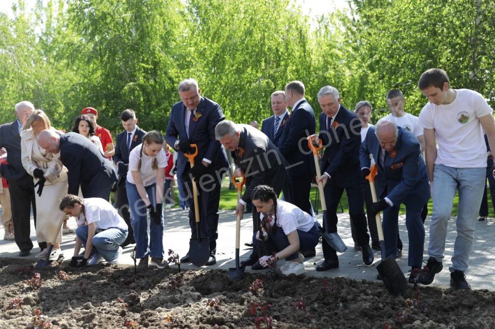 В рамках празднования 80-летия Великой Победы провели патриотическую акцию «Розы Донецка – городам России» в городе-герое Волгограде В рамках празднования 80-летия Великой Победы провели патриотическую акцию «Розы Донецка – городам России» в городе-герое Волгограде