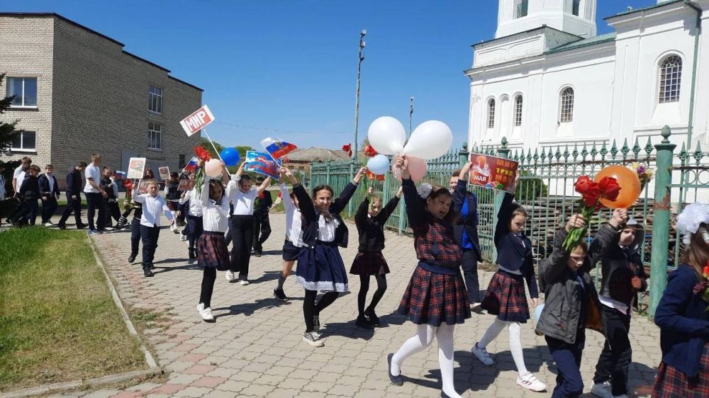 МИР! ТРУД! МАЙ!. В преддверии первомайских праздников в ГБОУ «Урзуфская школа» прошёл торжественный митинг и шествие колонн классов МИР! ТРУД! МАЙ!. В преддверии первомайских праздников в ГБОУ «Урзуфская школа» прошёл торжественный митинг и шествие колонн классов