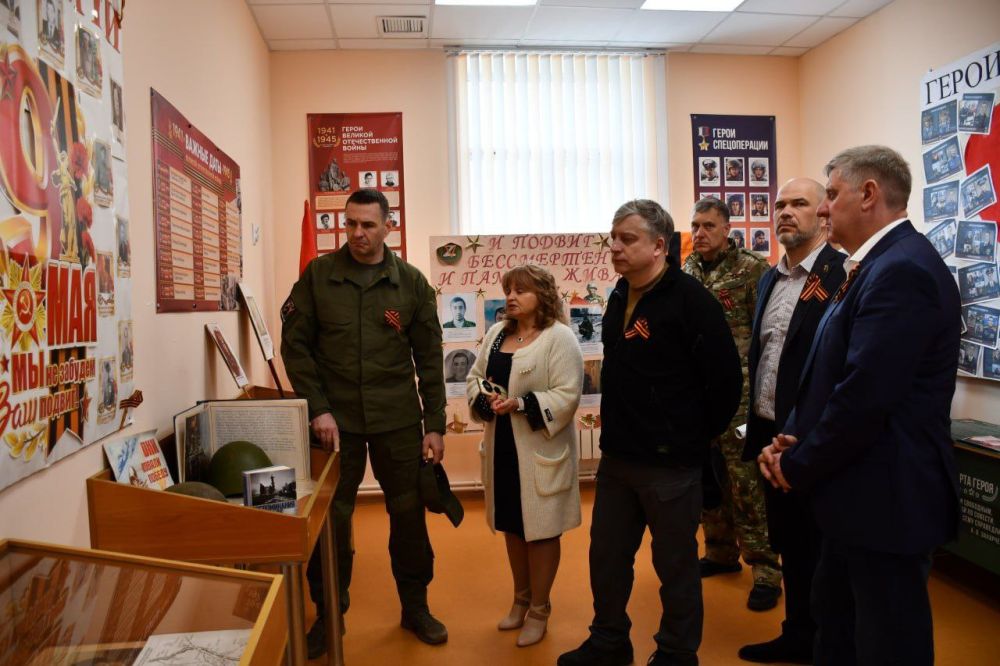 Сергей Желновач: Еще одним социальным объектом, восстановленным Хабаровским краем в Дебальцево, который посетили на этот раз гости, стала общеобразовательная школа № 2, где гости оценили и качество выполненного ремонта, и ту... Сергей Желновач: Еще одним социальным объектом, восстановленным Хабаровским краем в Дебальцево, который посетили на этот раз гости, стала общеобразовательная школа № 2, где гости оценили и качество выполненного ремонта, и ту...