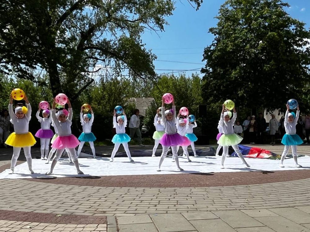 К обеду факел передали сотрудникам Харцызского городского Дворца культуры, которые провели развлекательную программу на бульваре «Шевченко» К обеду факел передали сотрудникам Харцызского городского Дворца культуры, которые провели развлекательную программу на бульваре «Шевченко»