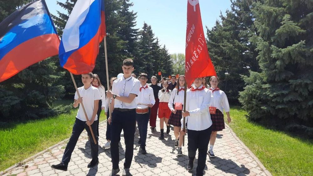 МИР! ТРУД! МАЙ!. В преддверии первомайских праздников в ГБОУ «Урзуфская школа» прошёл торжественный митинг и шествие колонн классов МИР! ТРУД! МАЙ!. В преддверии первомайских праздников в ГБОУ «Урзуфская школа» прошёл торжественный митинг и шествие колонн классов