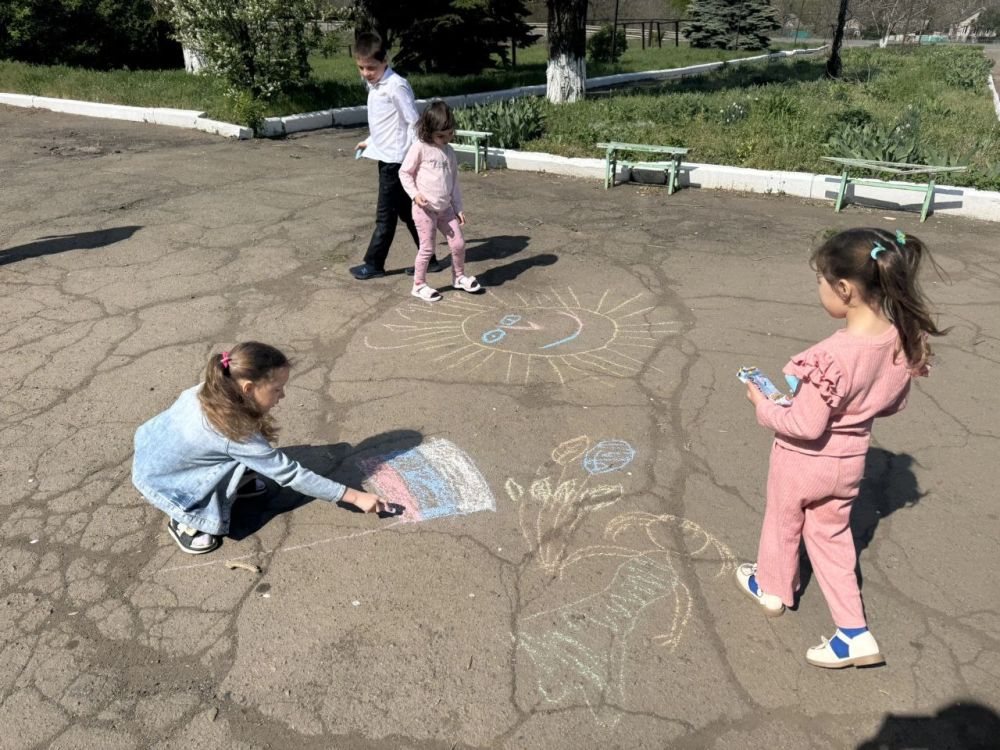 Активисты Женского движения Единой России провели мероприятие для детей Великой Шишовки Празднуй, радуйся, гуляй – наступает Первомай! Активисты Женского движения Единой России провели мероприятие для детей Великой Шишовки Празднуй, радуйся, гуляй – наступает Первомай!