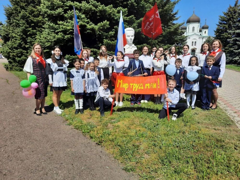 МИР! ТРУД! МАЙ!. В преддверии первомайских праздников в ГБОУ «Урзуфская школа» прошёл торжественный митинг и шествие колонн классов МИР! ТРУД! МАЙ!. В преддверии первомайских праздников в ГБОУ «Урзуфская школа» прошёл торжественный митинг и шествие колонн классов